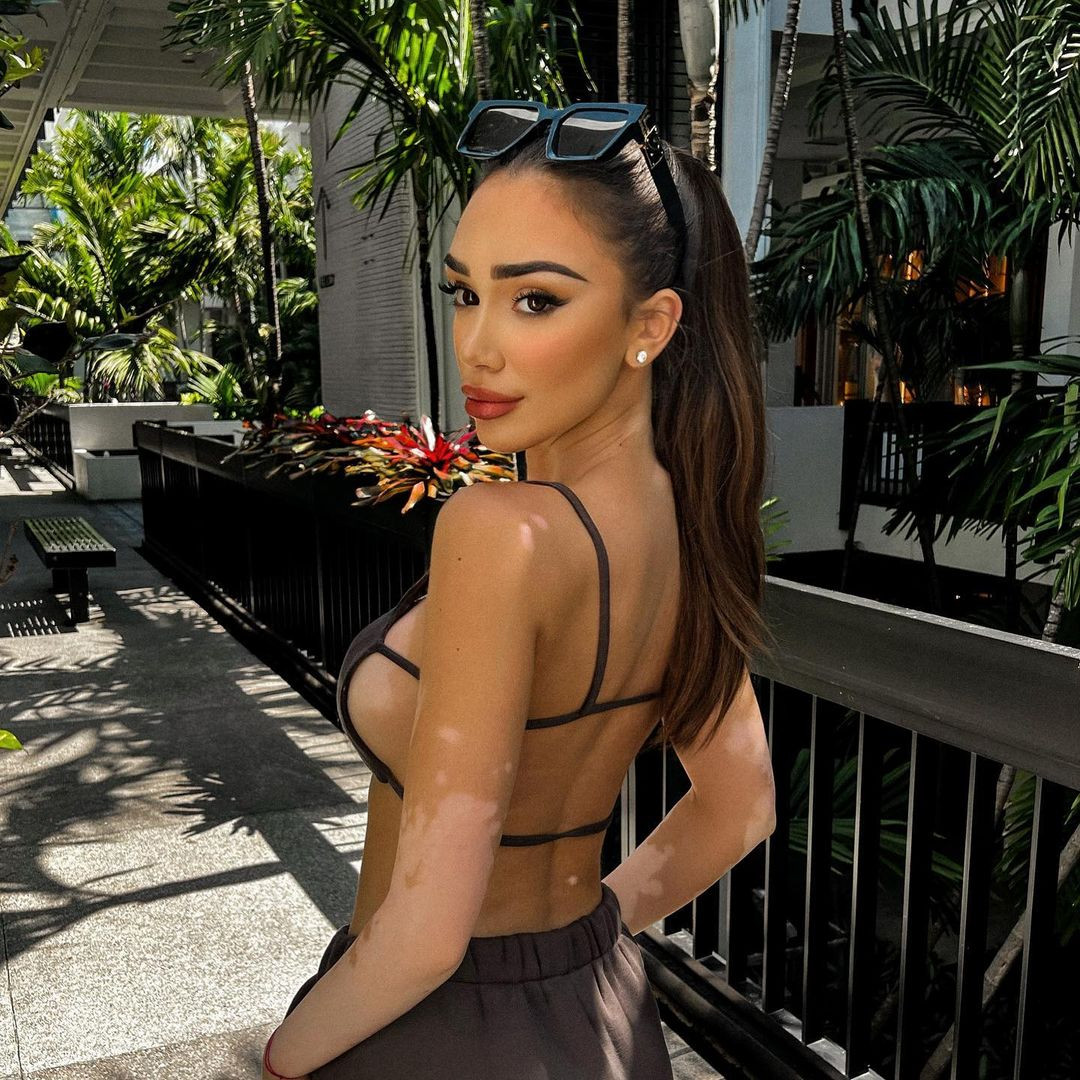 Năm 2013, khi mới 14 tuổi, Veronica thành lập kênh YouTube và tập trung làm video về mỹ phẩm, sản phẩm làm đẹp. Kênh của Veronica thu hút được sự chú ý của công chúng, giúp cô nổi tiếng nhanh chóng.