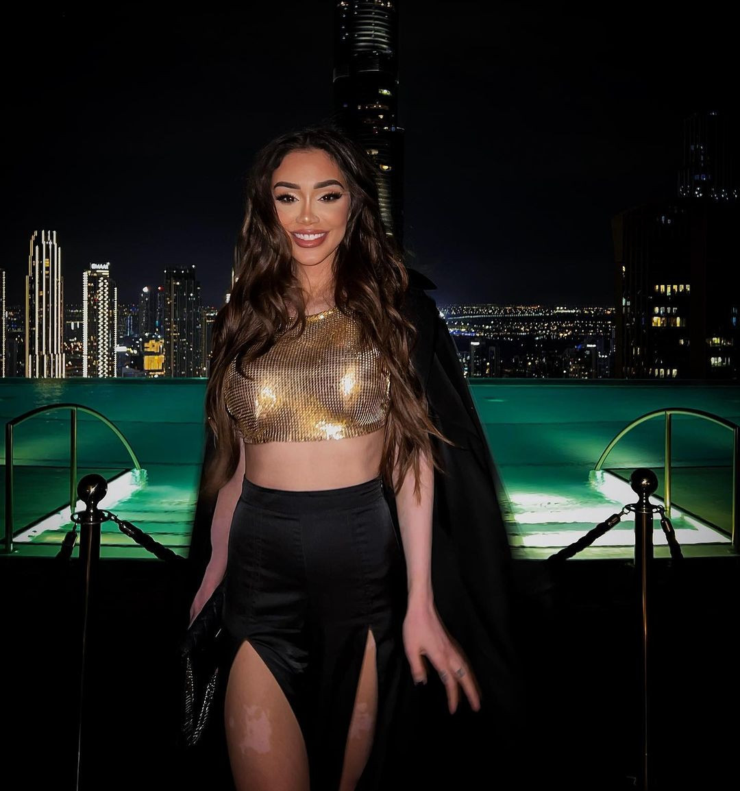 Ngoài đời Veronica có gu ăn mặc hiện đại. Cô ưa chuộng phong cách phóng khoáng.