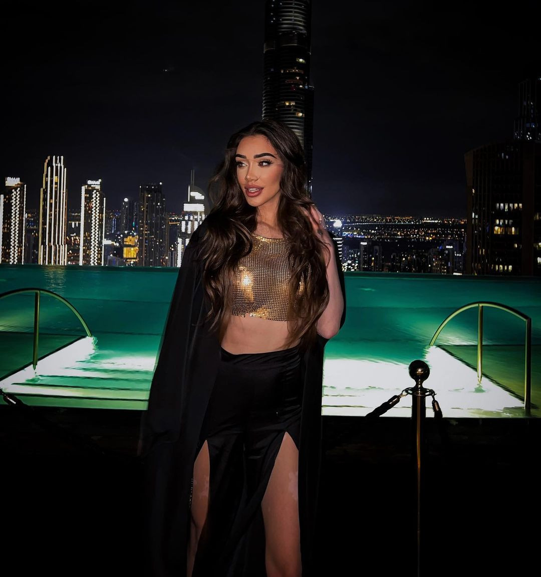 Ngoài đời Veronica có gu ăn mặc hiện đại. Cô ưa chuộng phong cách phóng khoáng.