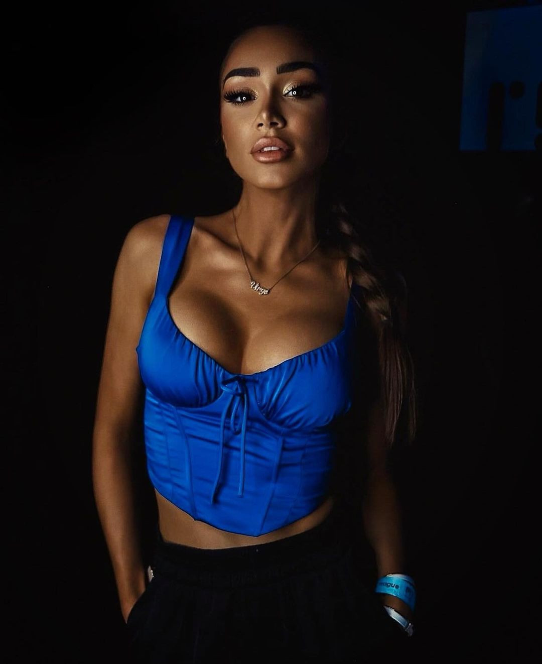 Với kinh nghiệm nhiều năm trong lĩnh vực kinh doanh thương hiệu thời trang, Veronica có lợi thế trong việc phân tích, đánh giá chiến lược cũng như đưa ra các phương án tìm kiếm khách hàng. Đây được đánh giá là yếu tố được ông Nawat - chủ tịch cuộc thi Hoa hậu Hòa bình tìm kiếm trong nhiều năm qua.