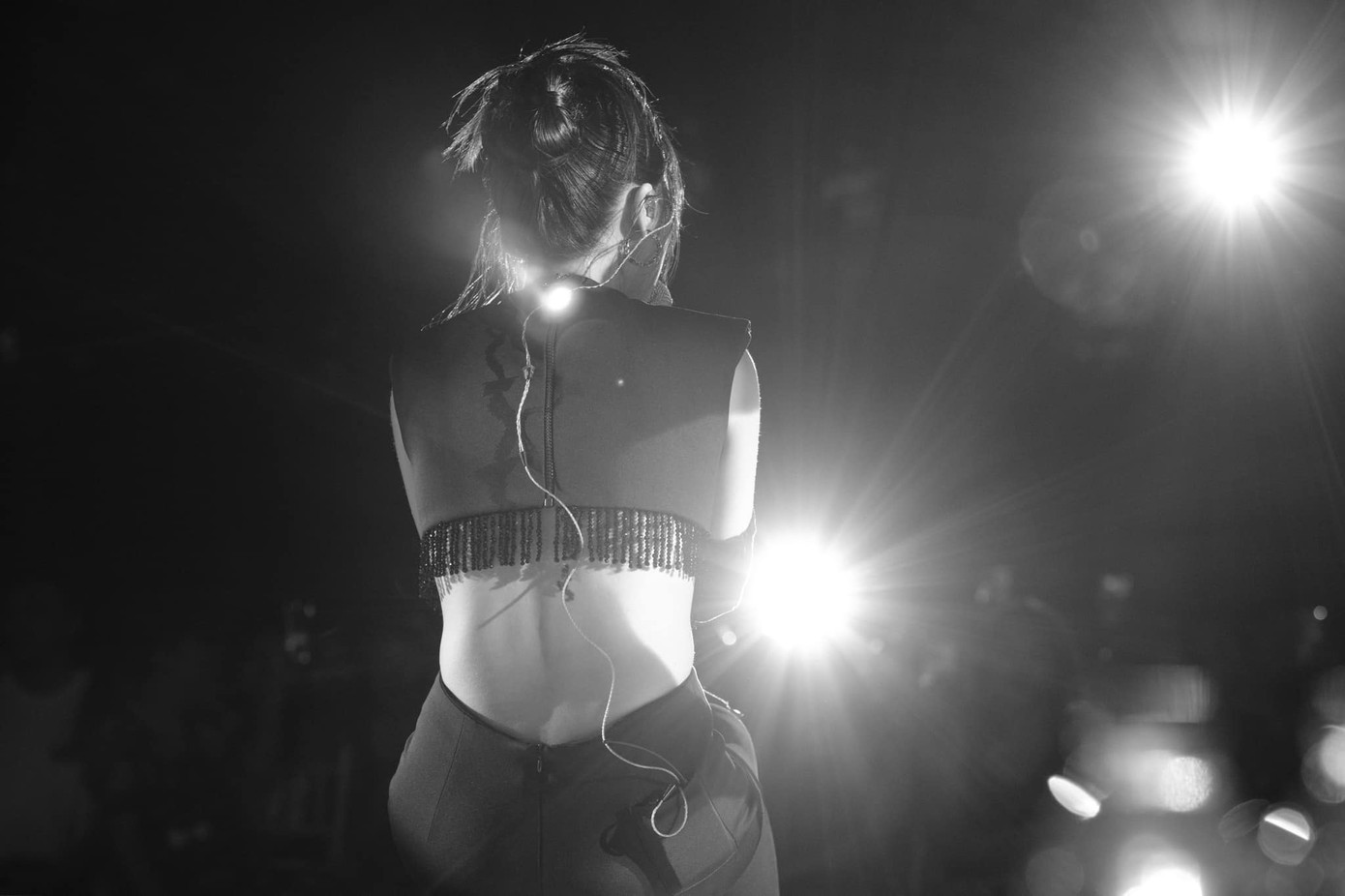 Có mặt trong đêm nhạc, cô giáo thanh nhạc của Hương Tràm – NSND Hà Thủy chia sẻ sự quay lại của Hương Tràm lần này đầy bùng nổ, khát khao. “Không còn là một Hương Tràm sung mãn đầy nội lực như hồi thi The Voice mà hiện tại Tràm đã sâu lắng hơn. Tràm đã trầm lắng và tinh tế hơn, mang lại những rung động nơi trái tim người nghe”, NSND Hà Thủy nói.