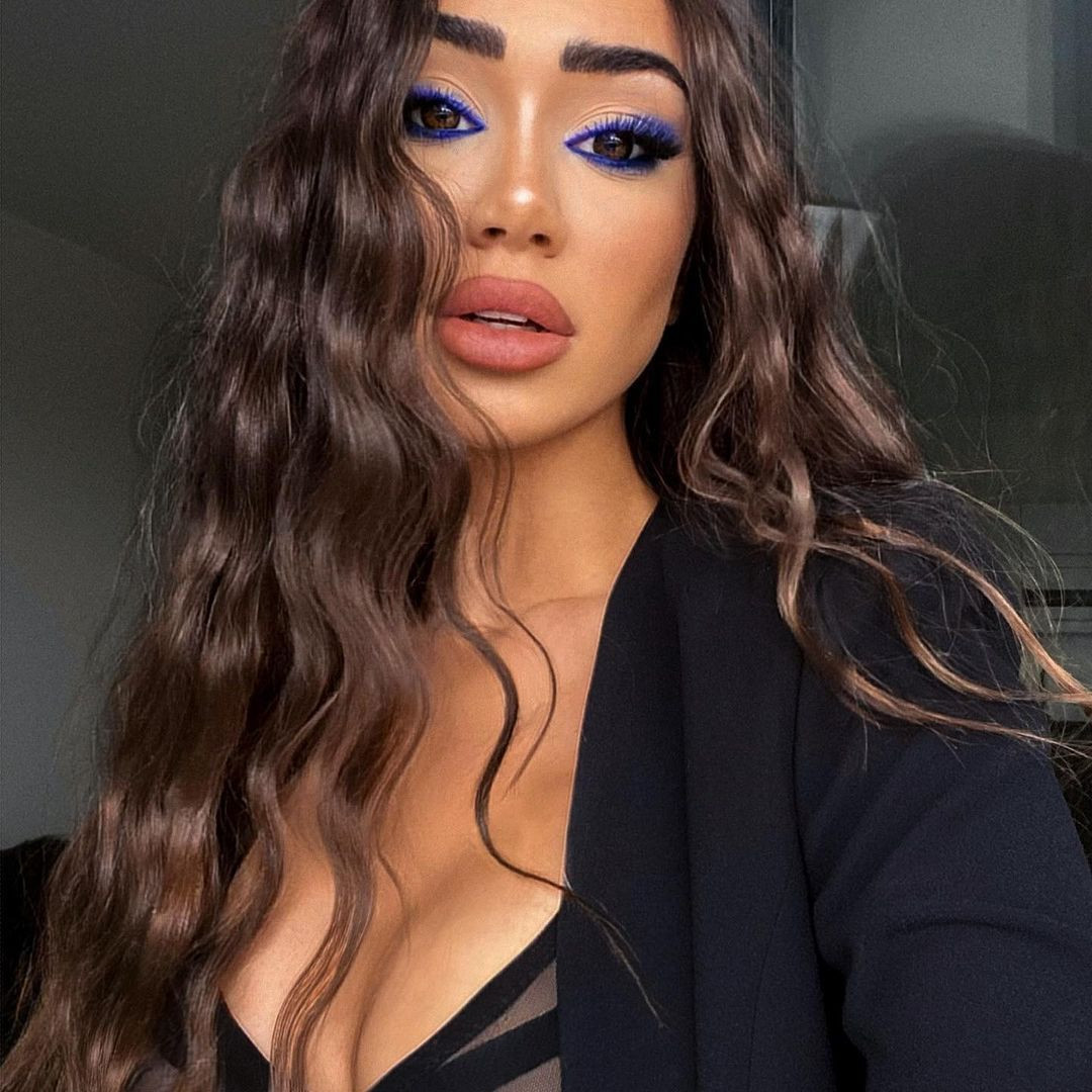 Veronica Biasiol năm nay 25 tuổi, là diễn viên, blogger, người mẫu có sức ảnh hưởng trên mạng xã hội và trong lĩnh vực thời trang. Người đẹp mang hai dòng máu Cộng hòa Czech và Italia.