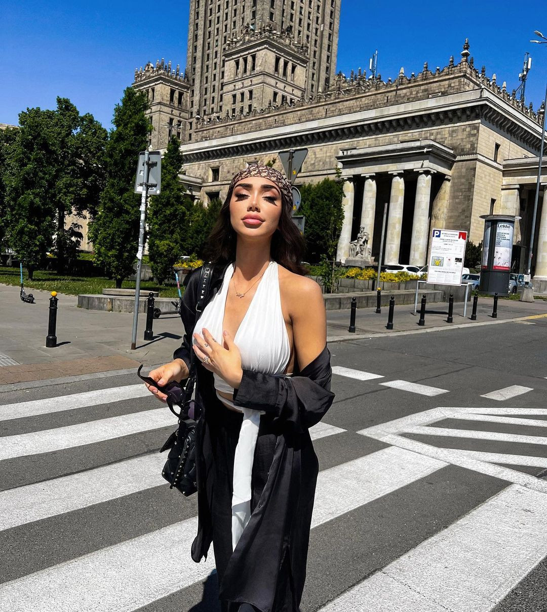 Người đẹp có trang cá nhân với 224.000 người theo dõi. Trên mạng xã hội, cô xây dựng phong cách cut-out nóng bỏng.