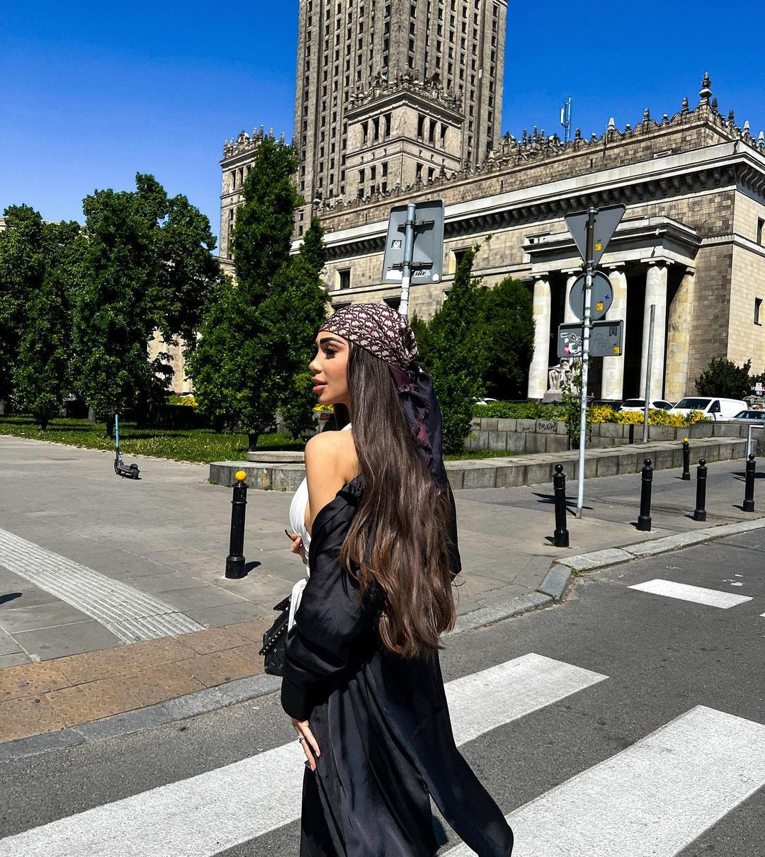 Người đẹp có trang cá nhân với 224.000 người theo dõi. Trên mạng xã hội, cô xây dựng phong cách cut-out nóng bỏng.