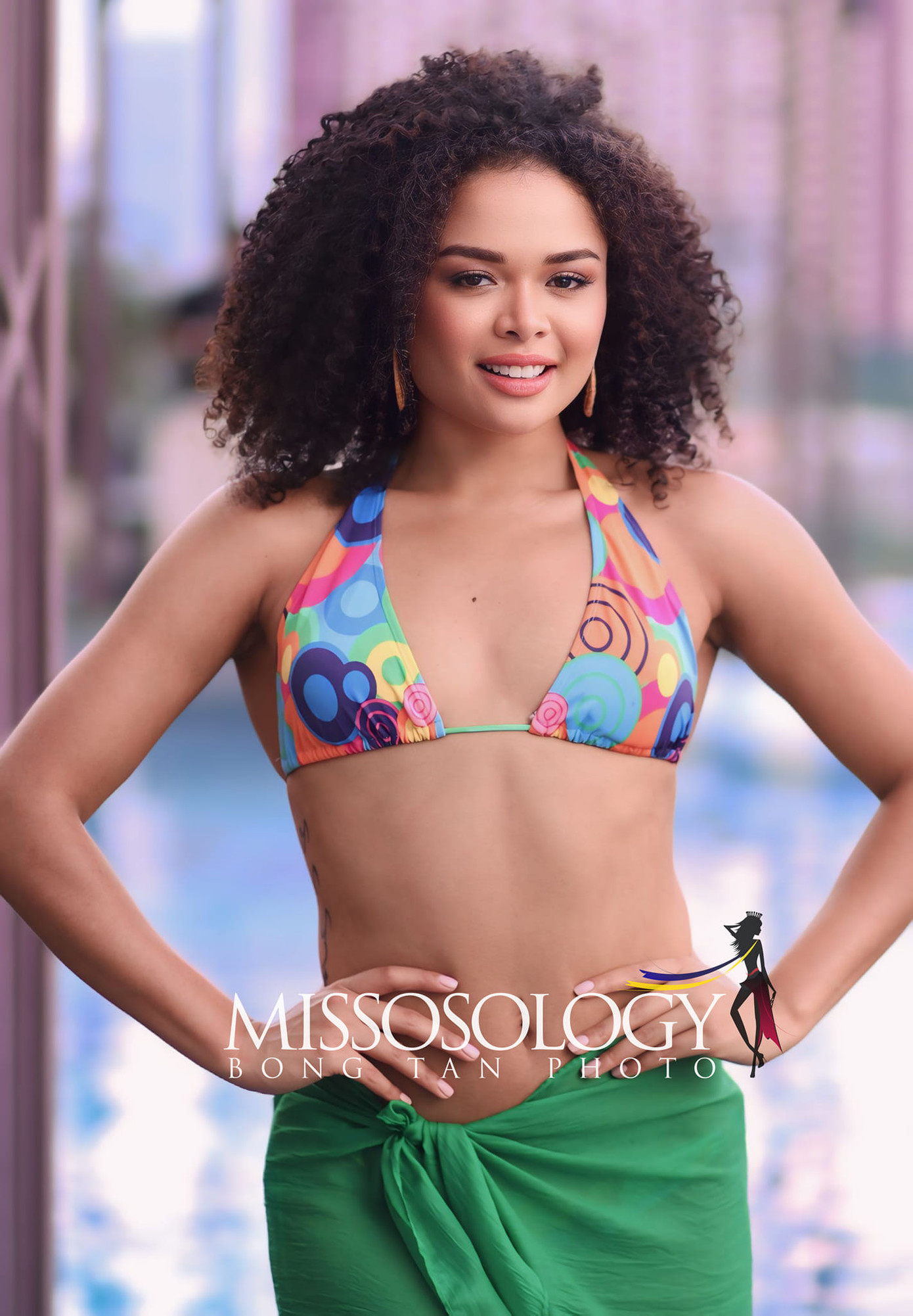 Nhiều người đẹp bị lộ bắp tay to, vòng eo bánh mì.