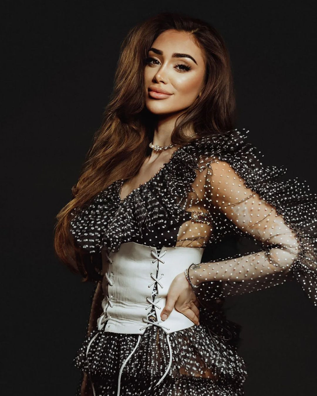 "Đó là điều tôi đã muốn nói với bạn từ lâu nhưng không dễ dàng gì. Tôi đã che đậy nó từ lâu bằng cách trang điểm, thoa kem khắp cơ thể. Tôi cảm thấy như có rất nhiều cảm xúc lẫn lộn", cô nói.