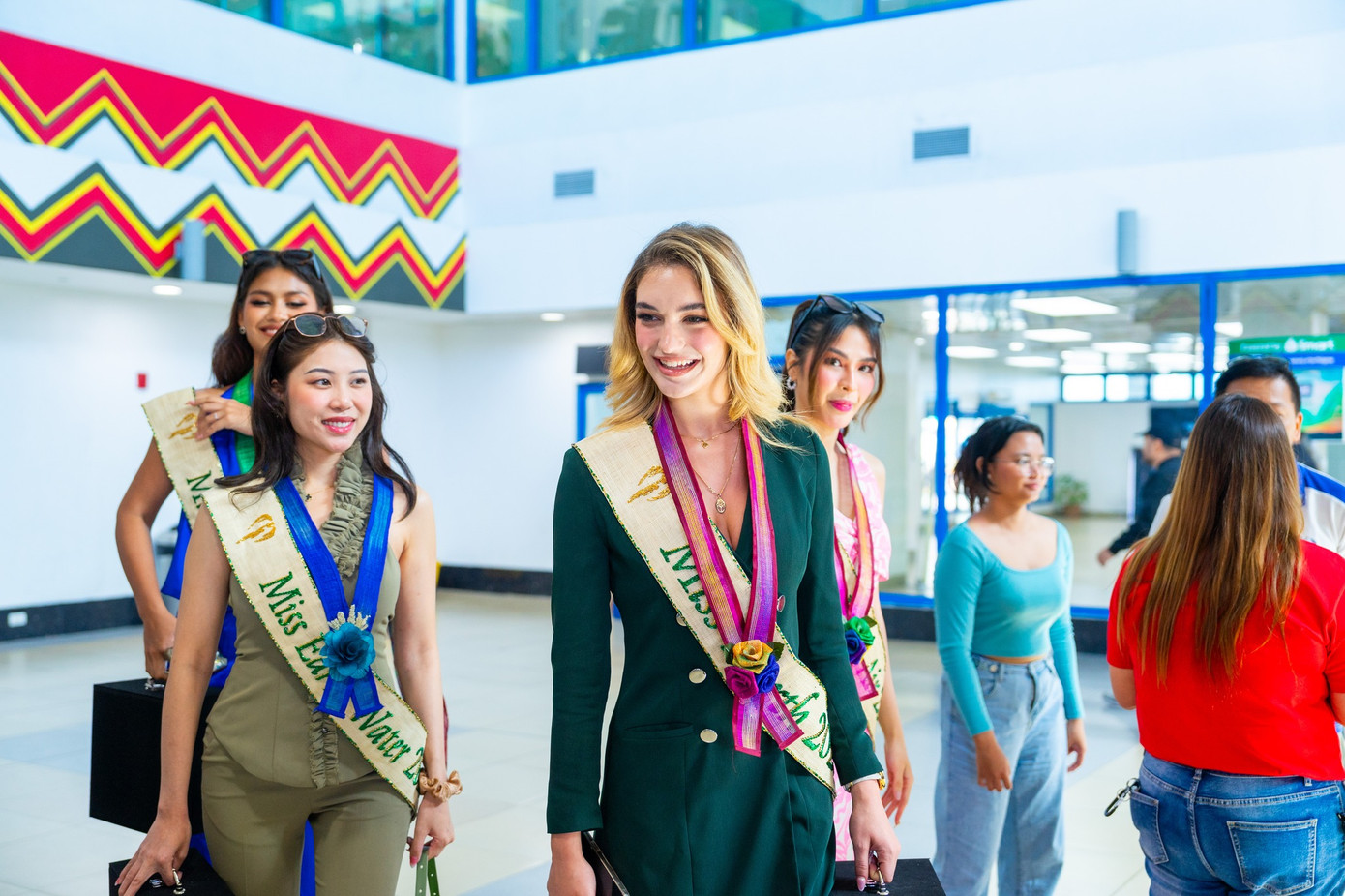 Các người đẹp nhận được sự chào đón nồng nhiệt từ người dân địa phương.