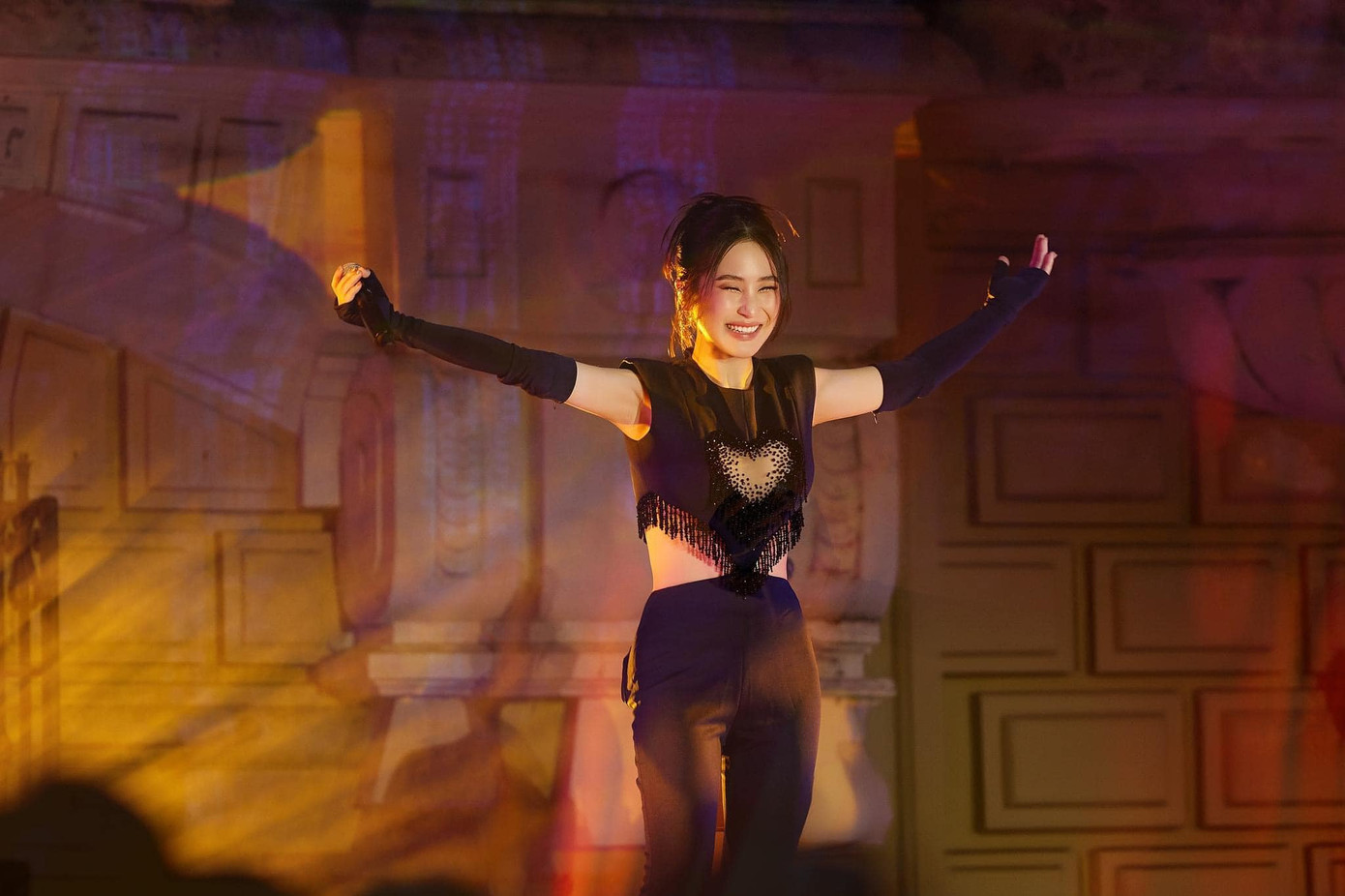 Tối 13/5, mini show River Flows in You với sự góp mặt của Hương Tràm đã diễn ra tại Hà Nội. Trước đó, show dự định diễn ra vào tối 12/5 nhưng bị hủy do mưa lớn. Dù diễn ra gấp rút vào ngày hôm sau nhưng hơn 1.000 khán giả vẫn có mặt đông đủ để dự show của Hương Tràm. Đây là show diễn trở lại của nữ ca sĩ sau 5 năm ở Mỹ.