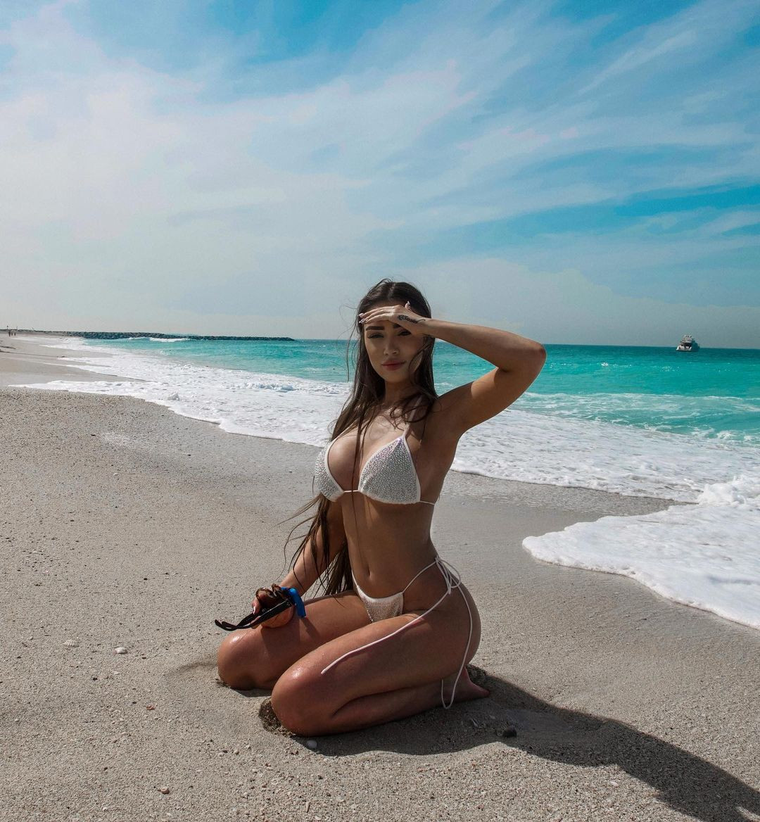 Bất chấp những trở ngại do căn bệnh gây ra, người đẹp sinh năm 2000 vẫn chăm chỉ làm việc và phớt lờ những lời chê bai, chỉ trích. “Dù bạn là ai, trông như thế nào, hãy luôn là chính mình và đừng xấu hổ vì điều đó”, Veronica nói.