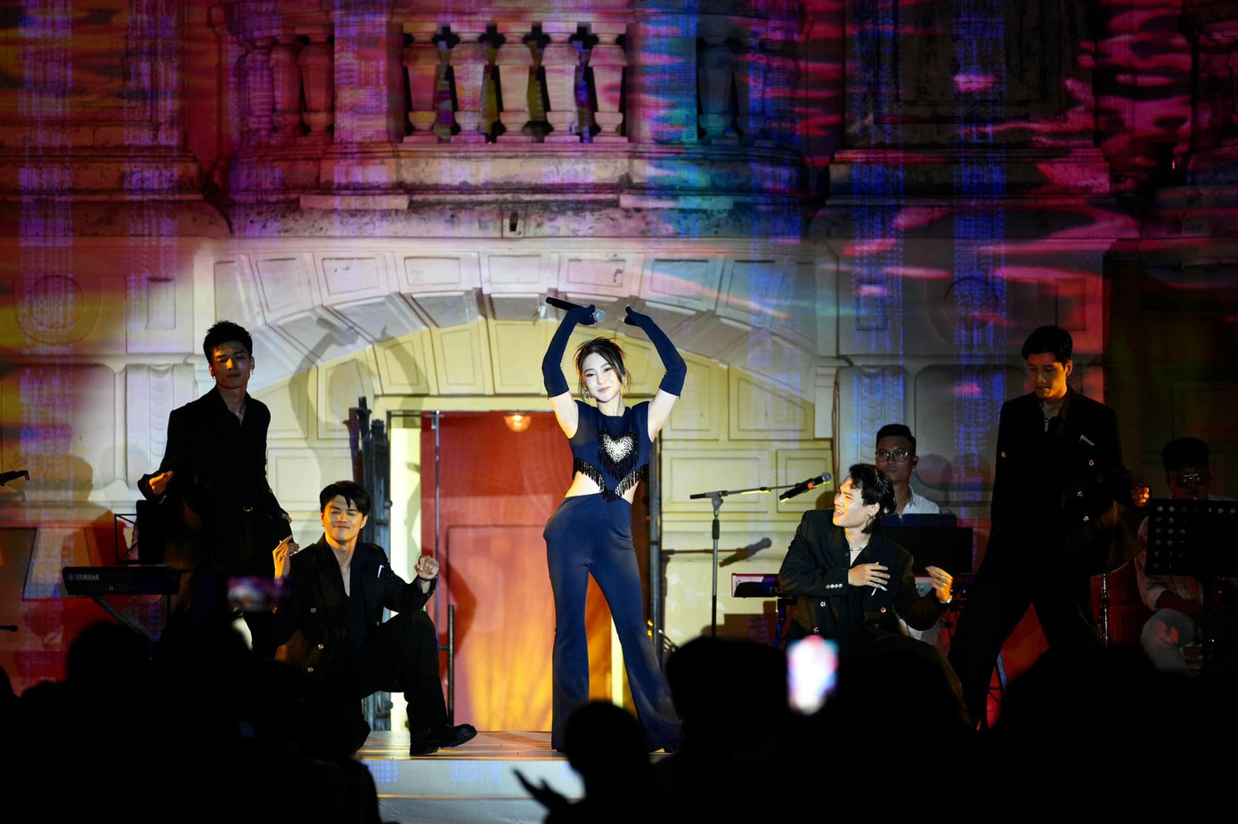 Để thể hiện tình cảm với Hà Nội, Hương Tràm mang tới liên khúc Hương Ngọc Lan, Tóc gió thôi bay, Hà Nội mùa này vắng những cơn mưa. Thể hiện những ca khúc kinh điển bằng cách xử lý hiện đại, Hương Tràm đã hát tới C6 - nốt cao nhất của giọng Soprano. Có thể thấy, cách xử lý này đã được cô học hỏi, trau dồi sau thời gian học thanh nhạc bên Mỹ.