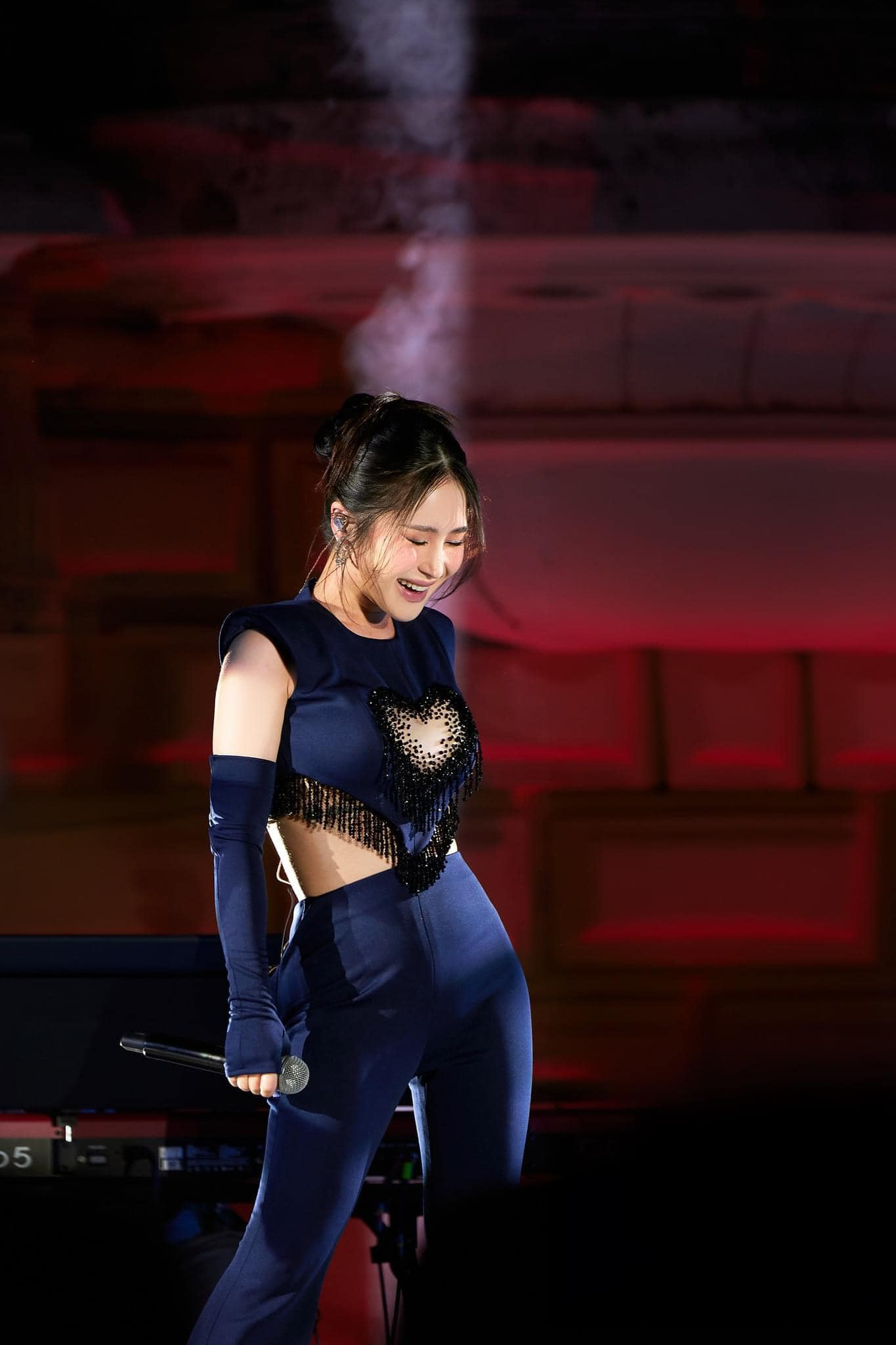 Đến với show diễn, nhiều khán giả bày tỏ kỳ vọng, háo hức được nhìn thấy sự đột phá trong giọng hát của Hương Tràm. Và cô đã mang lại nhiều điều mới mẻ. Mở màn đêm nhạc, Hương Tràm hát liên khúc Ngại ngùng, Cho em gần anh thêm chút nữa, Duyên mình lỡ. Đây là ba bản hit trong sự nghiệp của Hương Tràm nhưng lần này đã được phối khí lại, tạo cảm giác tươi mới và hiện đại hơn.