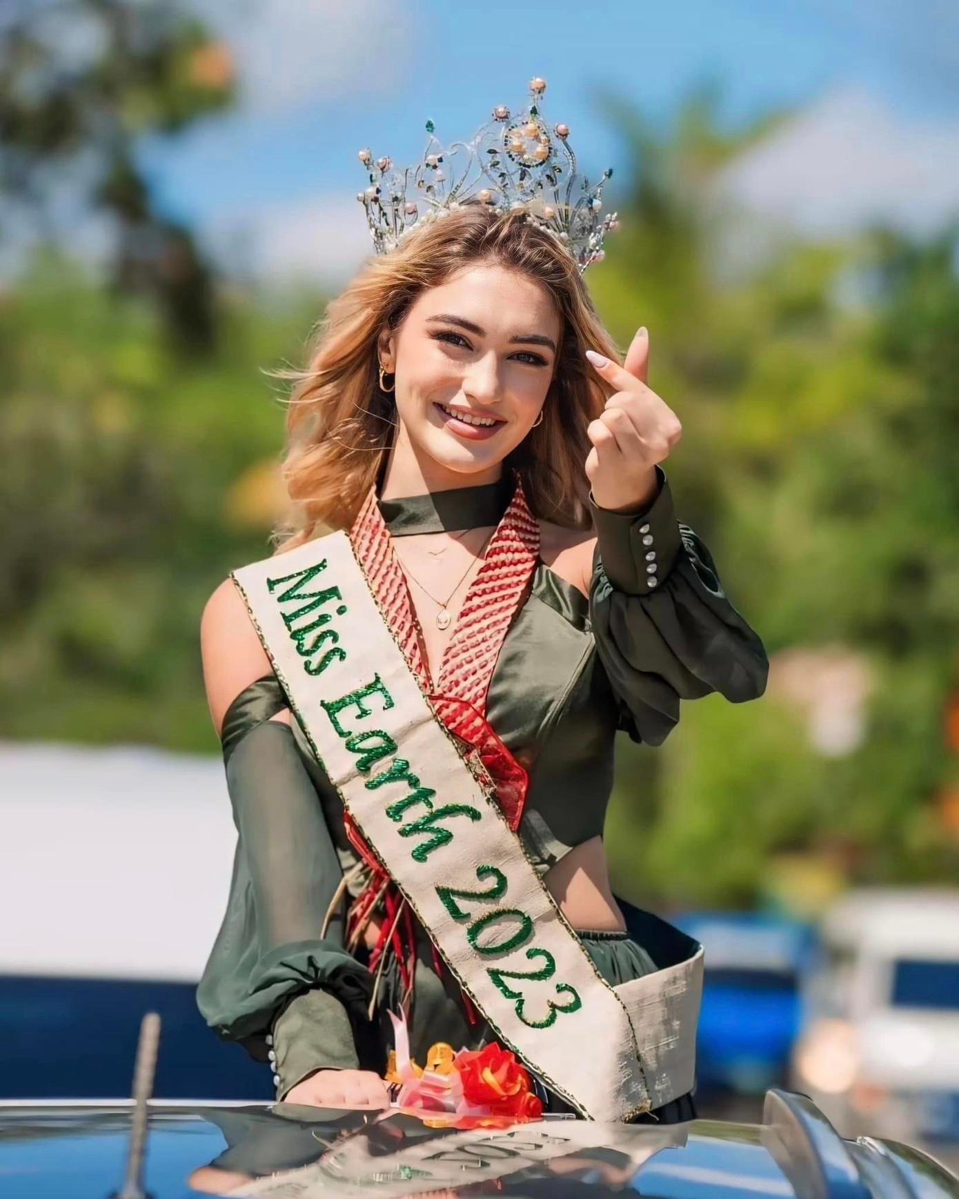 Drita Ziri khoe vẻ rạng rỡ trên xe diễu hành qua các tuyến phố. Đây là chuyến công tác hiếm hoi của Drita Ziri sau 5 tháng đăng quang.