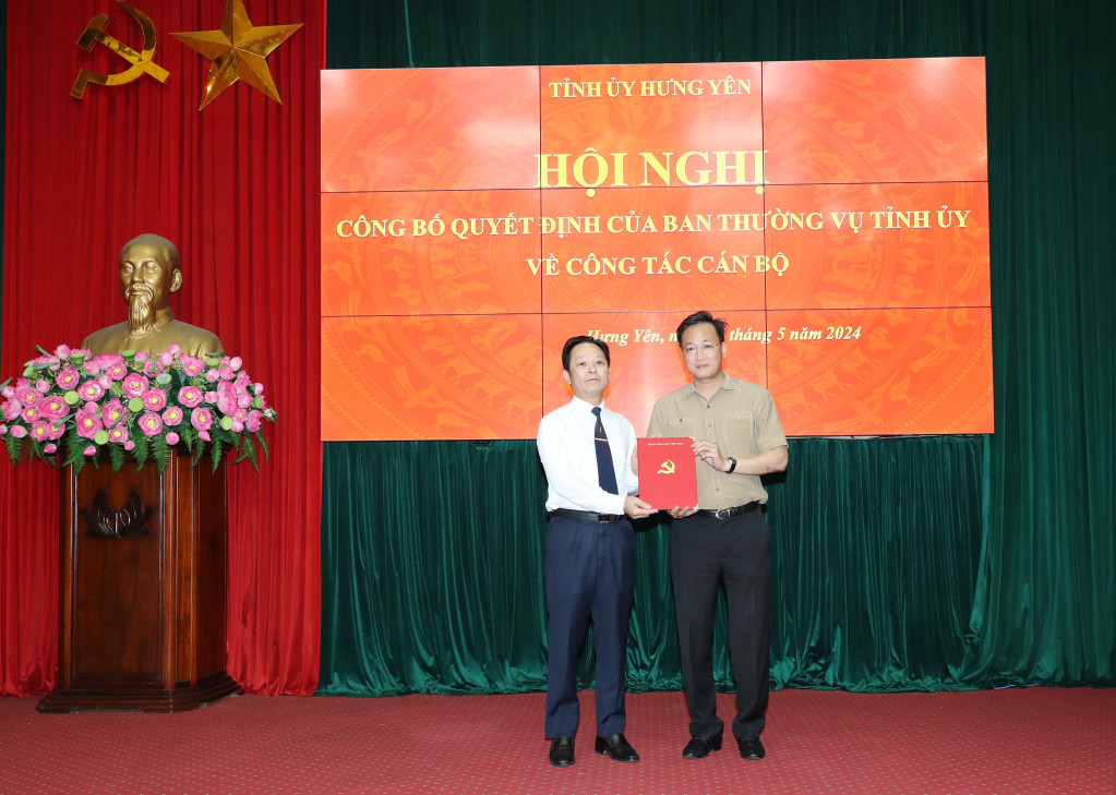 Bí thư Tỉnh ủy Hưng Yên Nguyễn Hữu Nghĩa trao quyết định phân công, điều động đồng chí Nguyễn Văn Thơ làm Bí thư huyện ủy Tiên Lữ.