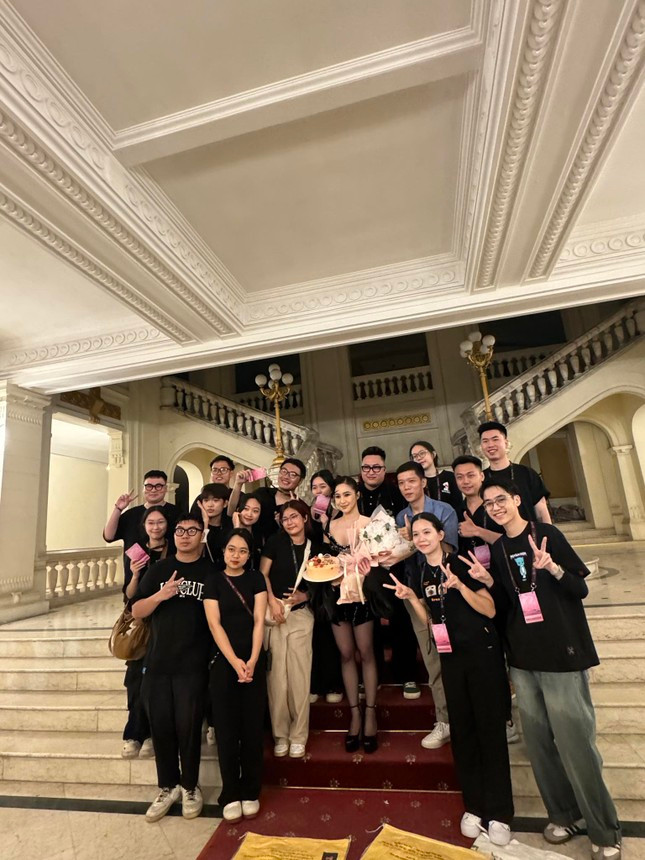 Hương Tràm chụp ảnh cùng ê-kíp sau khi mini show tối 12/5 bị hủy.