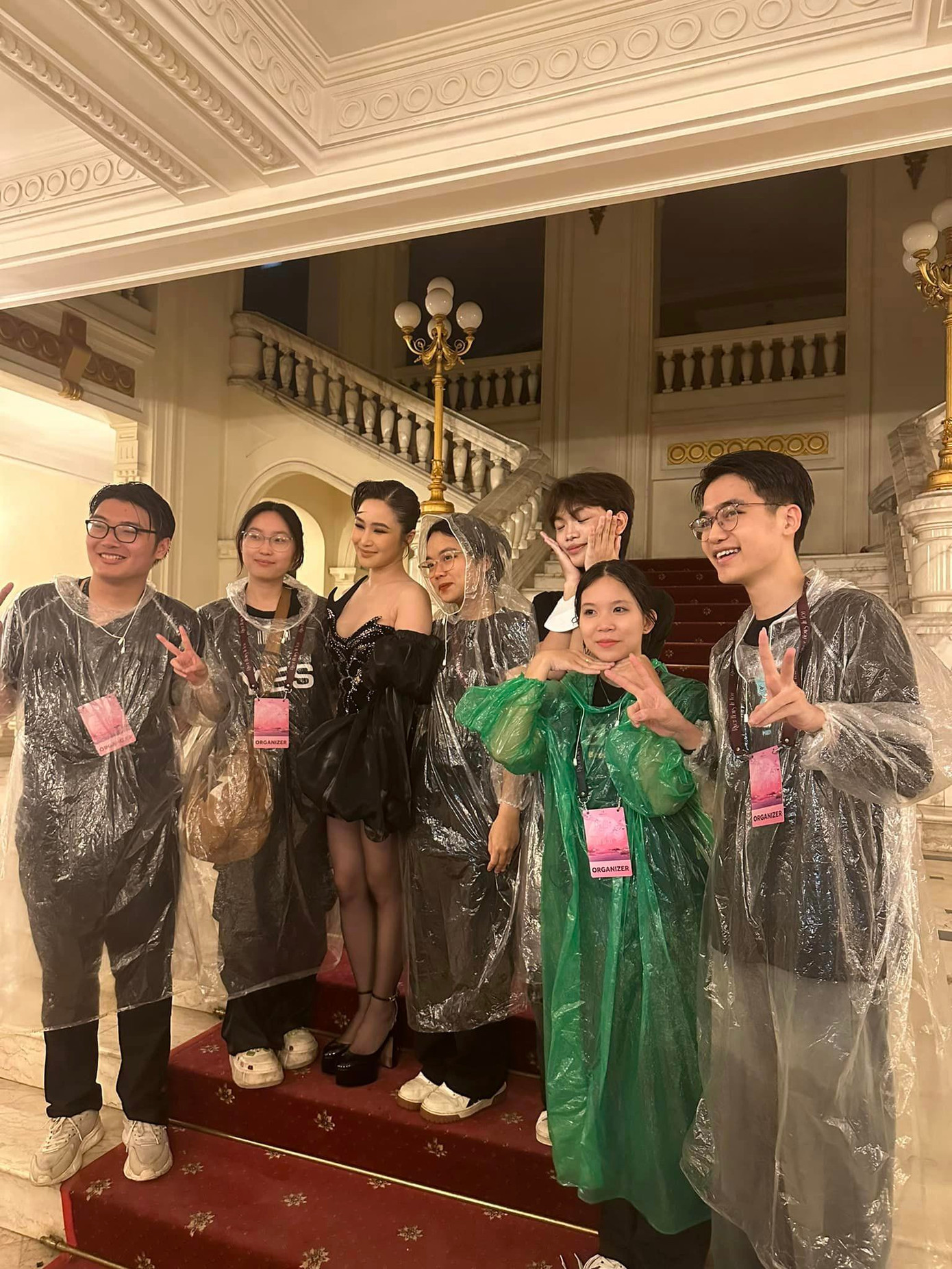 Hương Tràm chụp ảnh cùng ê-kíp sau khi mini show tối 12/5 bị hủy.