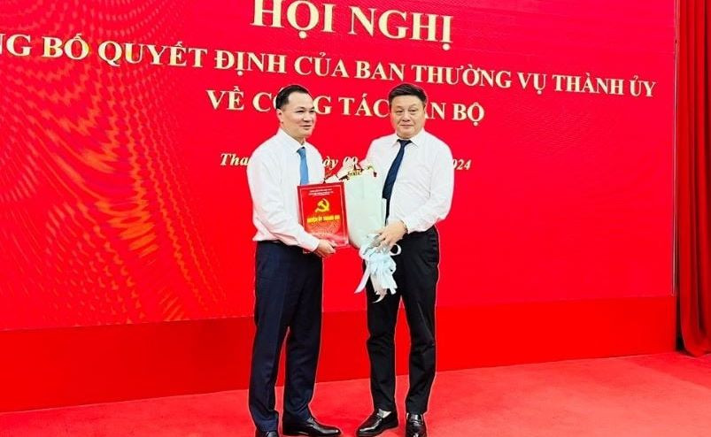 Bí thư Huyện ủy Thanh Oai Bùi Hoàng Phan (phải) trao quyết định và chúc mừng ông Vũ Quỳnh. Ảnh: PV Bí thư Huyện ủy Thanh Oai Bùi Hoàng Phan (phải) trao quyết định và chúc mừng ông Vũ Quỳnh. Ảnh: PV