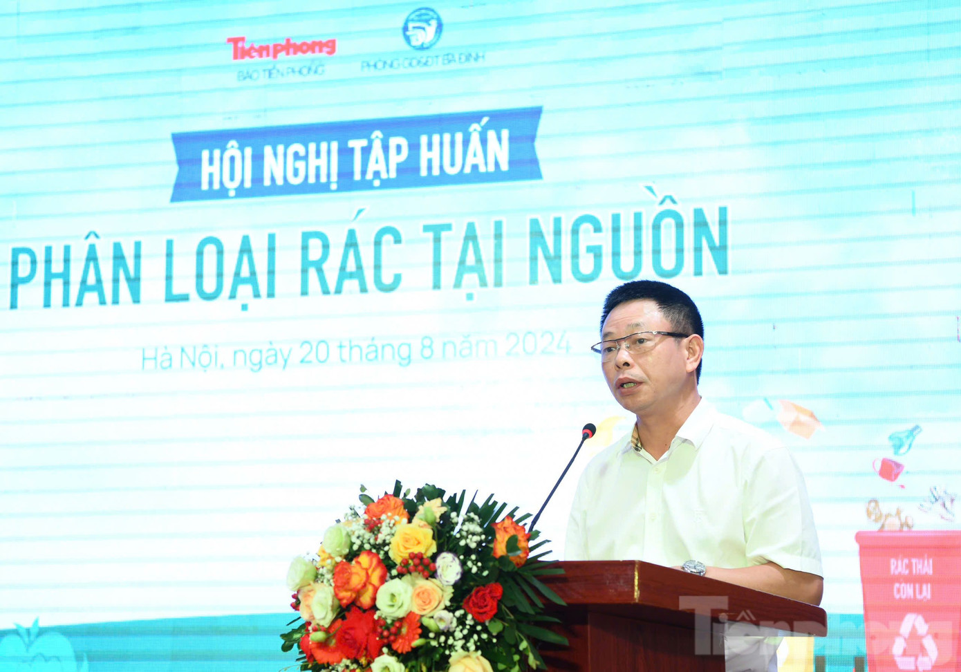 Nhà báo Phùng Công Sưởng, Tổng Biên tập Báo Tiền Phong chia sẻ tại Hội nghị. Nhà báo Phùng Công Sưởng, Tổng Biên tập Báo Tiền Phong chia sẻ tại Hội nghị.