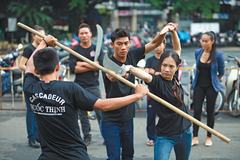 Nguyễn Thị Thanh Thuỷ, 25 tuổi, sinh viên trường Sân khấu điện ảnh TP.HCM trong một pha sử dụng vũ khí. Với những người chân yếu tay mềm như họ, điều kiện làm việc ẩn chứa nhiều nguy hiểm như vậy nhưng thù lao thất thường, tháng nhiều việc nhất cũng chỉ kiếm được 2 – 3 triệu đồng. Ngoài ra thù lao còn tuỳ vào thể loại diễn xuất, với phim truyền hình họ được trả 300.000đ/ngày, phim ca nhạc khoảng 500.000đ còn phim chiếu rạp là 800.000đ.