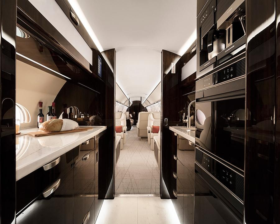 Rất nhiều tỷ phú, nhà tài phiệt và các ông trùm công nghệ đã “phải lòng” các kiệt tác trên không của Gulfstream. Nổi danh nhất phải kể đến Jeff Bezos – người xếp thứ hai trong top 10 người giàu nhất hành tinh và là cựu CEO của đại gia thương mại điện tử Amazon. Tỷ phú Elon Musk với tham vọng đưa con người lên sao hoả bằng SpaceX cũng đã thửa riêng một chiếc Gulfstream cho mình. Sinh ra để phục vụ các nhà tài phiệt, nội thất và tiện nghi của những chiếc Gulfstream được giới sành chơi ví von với những chiếc Rolls Royce trong ngành công nghiệp xe hơi.