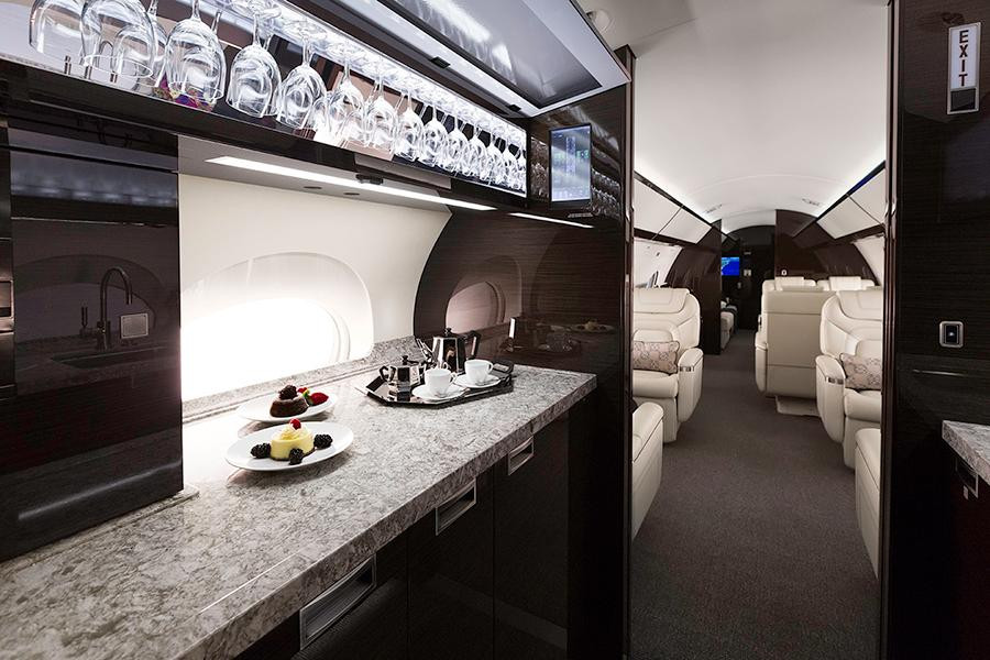 Một quầy bếp sẵn sàng cho các chủ nhân của Gulfstream G650ER tận hưởng cuộc sống như ở dưới mặt đất. Mọi tiện nghi đều được “đo ni đóng giầy” với các chất liệu cao cấp. Dòng máy bay huyền thoại này đặc biệt có khả năng bay vượt trên vùng nhiễu động (trong khi các máy bay khác chỉ có thể bay qua), vì vậy các chủ nhân hoàn toàn có thể thư giãn mọi lúc mọi nơi mà không sợ bị rơi vào cơn “ác mộng” chao đảo vì nhiễu động.