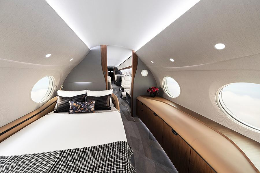Trong cabin của Gulfstream G700 có đến 5 khu vực sinh hoạt linh động, gồm một khu vực bếp siêu sang chỉ có trên chuyên cơ G700 và một tuỳ chọn phòng lớn với vòi tắm hoa sen. Dòng Gulfstream G700 có thể trang bị giường nằm cho 10 người. Điều đặc biệt là siêu phi cơ này trang bị hệ thống chiếu sáng sinh học với độ chính xác cao mô phỏng khung thời gian của điểm đến, giúp giảm nhẹ cảm giác rối loạn múi giờ bằng việc dần đưa hành khách vào múi giờ mới trong phạm vi kiểm soát đặc biệt. Có đến 20.000 chiếc đèn led được chế tác độc nhất và 65.000 cấp độ sáng để các ông chủ tái hiện ánh sáng mặt trời theo ý muốn của mình.