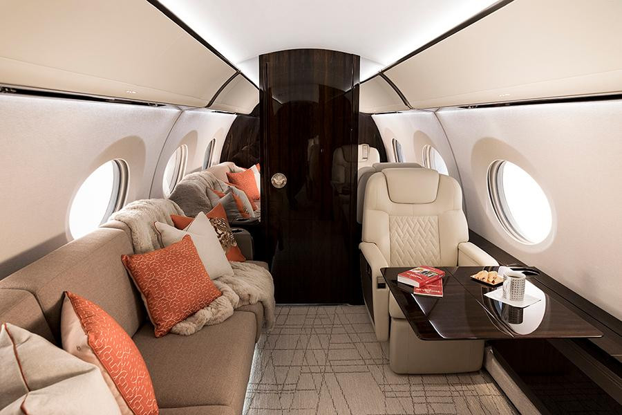 Tất cả những chiếc ghế hiện đại trên Gulfstream đều được làm với chất liệu tốt nhất. Đặc biệt, Gulfstream rất chú trọng dịch vụ cá nhân hoá dành cho các tỷ phú, nên ghế ngồi được đo đạc và làm hoàn toàn thủ công cho từng hành khách. Có thể nói, tất cả các tinh hoa của ngành hàng không đều hội tụ trong các dòng máy bay của Gulfstream.