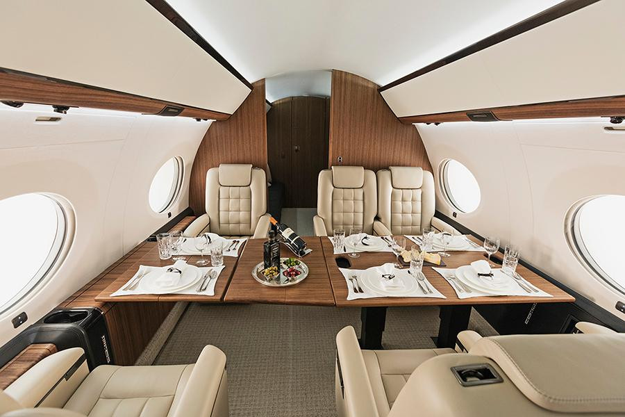 Nội thất của Gulfstream G650ER có sức chứa tối đa 17 hành khách ngồi hoặc 6 – 8 hành khách ngủ. Bàn ghế tuỳ chỉnh để có thể sẵn sàng cho bất cứ cuộc họp hay bữa tiệc rượu vang nào cho các doanh nhân. Các ông chủ cũng hoàn toàn không phải lo vấn đề áp suất khi bay có thể ảnh hưởng đến chất lượng của bữa tiệc rượu (bởi khi bay Gulfstream ở độ cao hơn 12.000m thì áp suất cabin cũng chỉ tương đương với độ cao thấp hơn 9.000m). Đặc biệt, trọng lượng chuyên cơ của Gulfstream ngày càng được cải tiến để giảm xuống, và nhờ đó bớt được lực cản, tiếng ồn cũng được giảm xuống đáng kể.