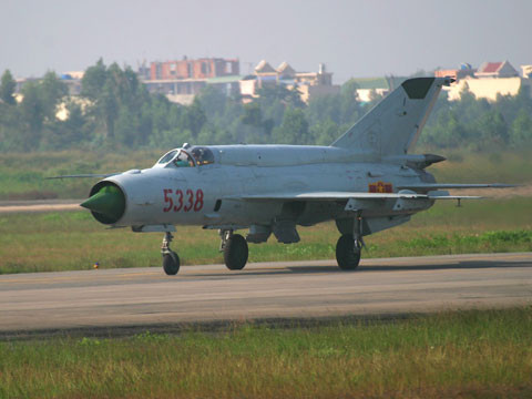Tiêm kích đánh chặn hạng nhẹ MiG-21bis là “xương sống” của lực lượng tiêm kích phòng không bảo vệ vùng trời Việt Nam. MiG-21bis cũng là máy bay chiến đấu chiếm số lượng nhiều nhất trong không quân
