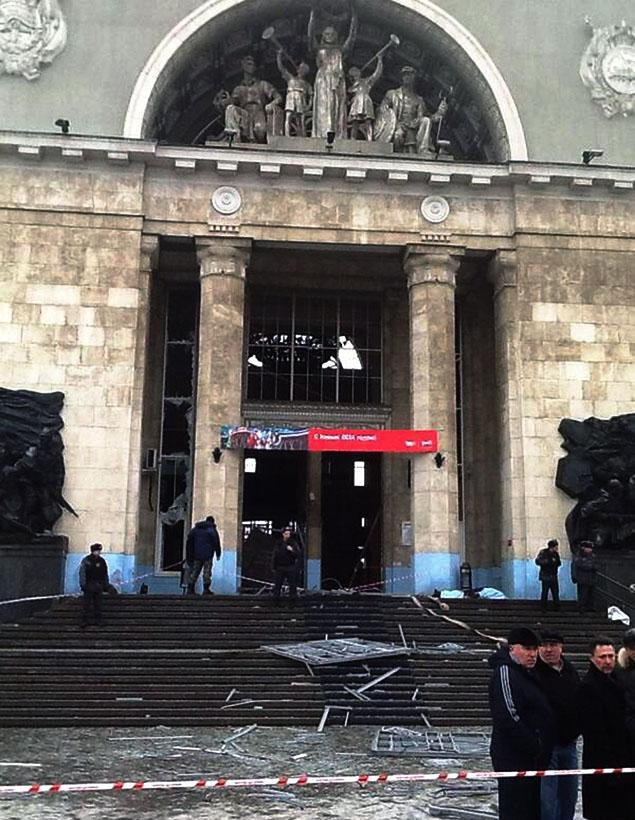 Những mảnh vỡ vụn bên ngoài nhà ga