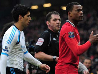 Suarez và Evra luôn giữ thái độ thù địch. Nguồn: Getty