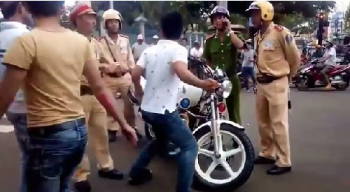 Một người thủ thế, giằng co. Một người thủ thế, giằng co