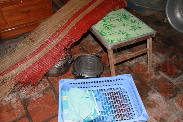 Ngoài ra còn một chiếc chạn nhựa được hàng xóm cho, một chiếc chiếu đã thủng, một chiếc bàn học đã cũ. Ảnh: Trường Phong