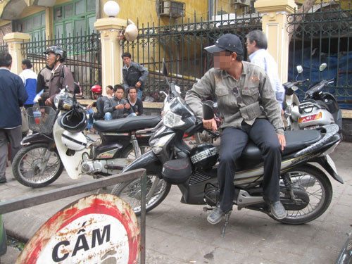 Việc bán máu diễn ra rất bí mật, ai có nhu cầu chỉ cần hỏi nhỏ cánh xe ôm là có ngay người cung cấp. Ảnh: Bee.net.