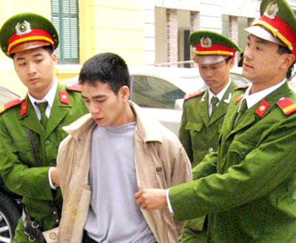 Đứa con tàn độc vung dao giết cả cha lẫn mẹ