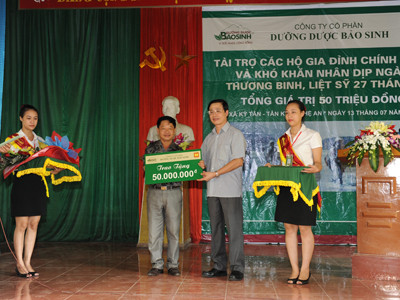 Doanh nhân Văn hóa - Tổng Giám đốc Vũ Minh Châu tặng quà tại chương trình