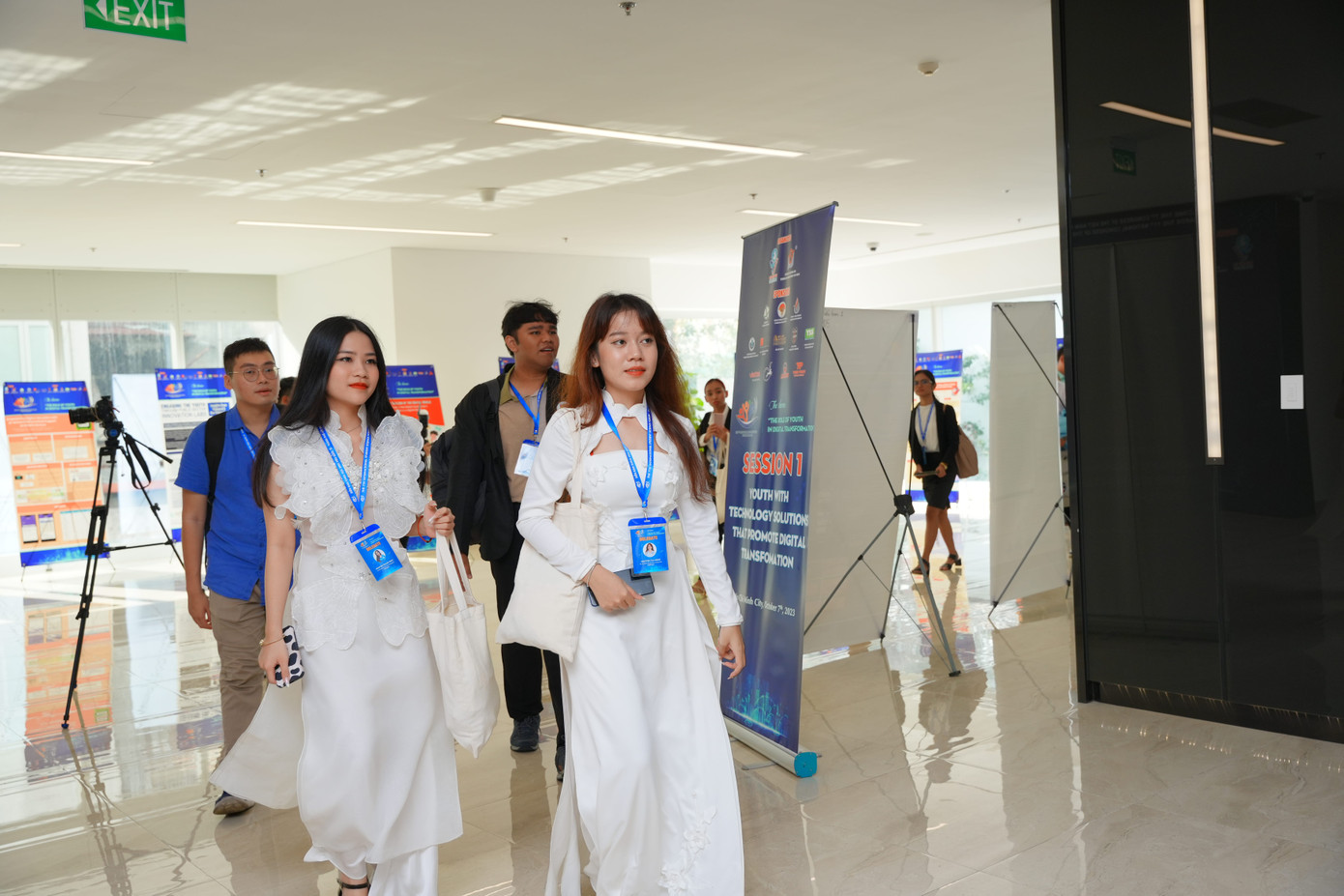 Diễn đàn có sự góp mặt của 100 đại biểu ưu tú, đại diện cho 37 trường đại học ở 10 quốc gia.