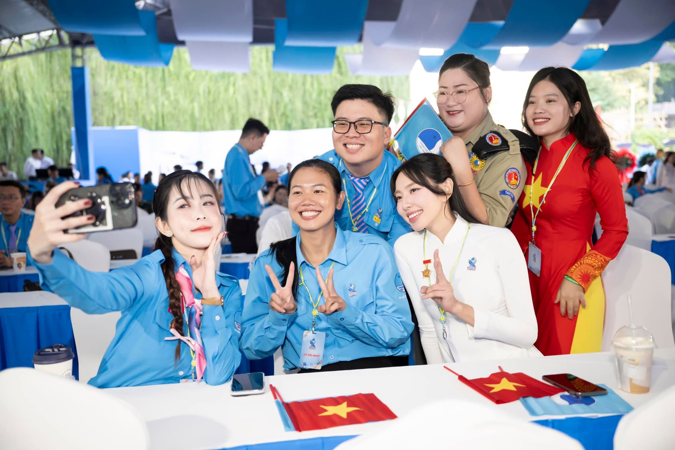 Nổi tiếng là một người hoạt bát, gần gũi, Hoa hậu Thùy Tiên luôn tạo ra bầu không khí rộn ràng, tích xung quanh mình.