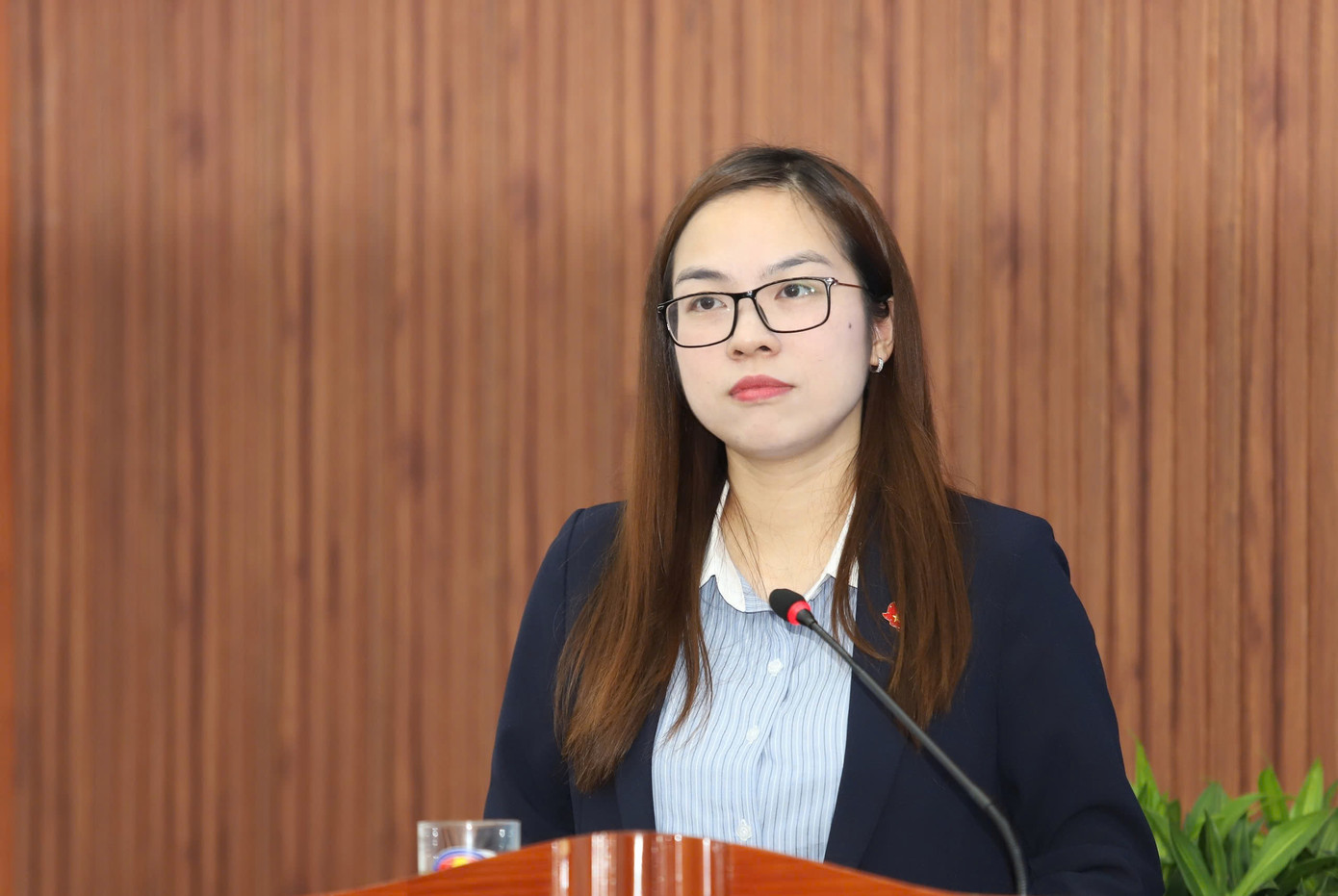 Chị Trần Hoài Minh – Ủy viên Ban Chấp hành, Phó trưởng Ban Mặt trận Thanh niên T.Ư Đoàn TNCS Hồ Chí Minh trình bày phần tham luận có chủ đề "Giải pháp nâng cao hiệu quả tổ chức giao lưu quốc tế, tăng cường tình hữu nghị, hiểu biết lẫn nhau giữa thanh niên Việt Nam và các nước, đặc biệt là Trung Quốc". Ảnh: Ngô Tùng Chị Trần Hoài Minh – Ủy viên Ban Chấp hành, Phó trưởng Ban Mặt trận Thanh niên T.Ư Đoàn TNCS Hồ Chí Minh trình bày phần tham luận có chủ đề "Giải pháp nâng cao hiệu quả tổ chức giao lưu quốc tế, tăng cường tình hữu nghị, hiểu biết lẫn nhau giữa thanh niên Việt Nam và các nước, đặc biệt là Trung Quốc". Ảnh: Ngô Tùng