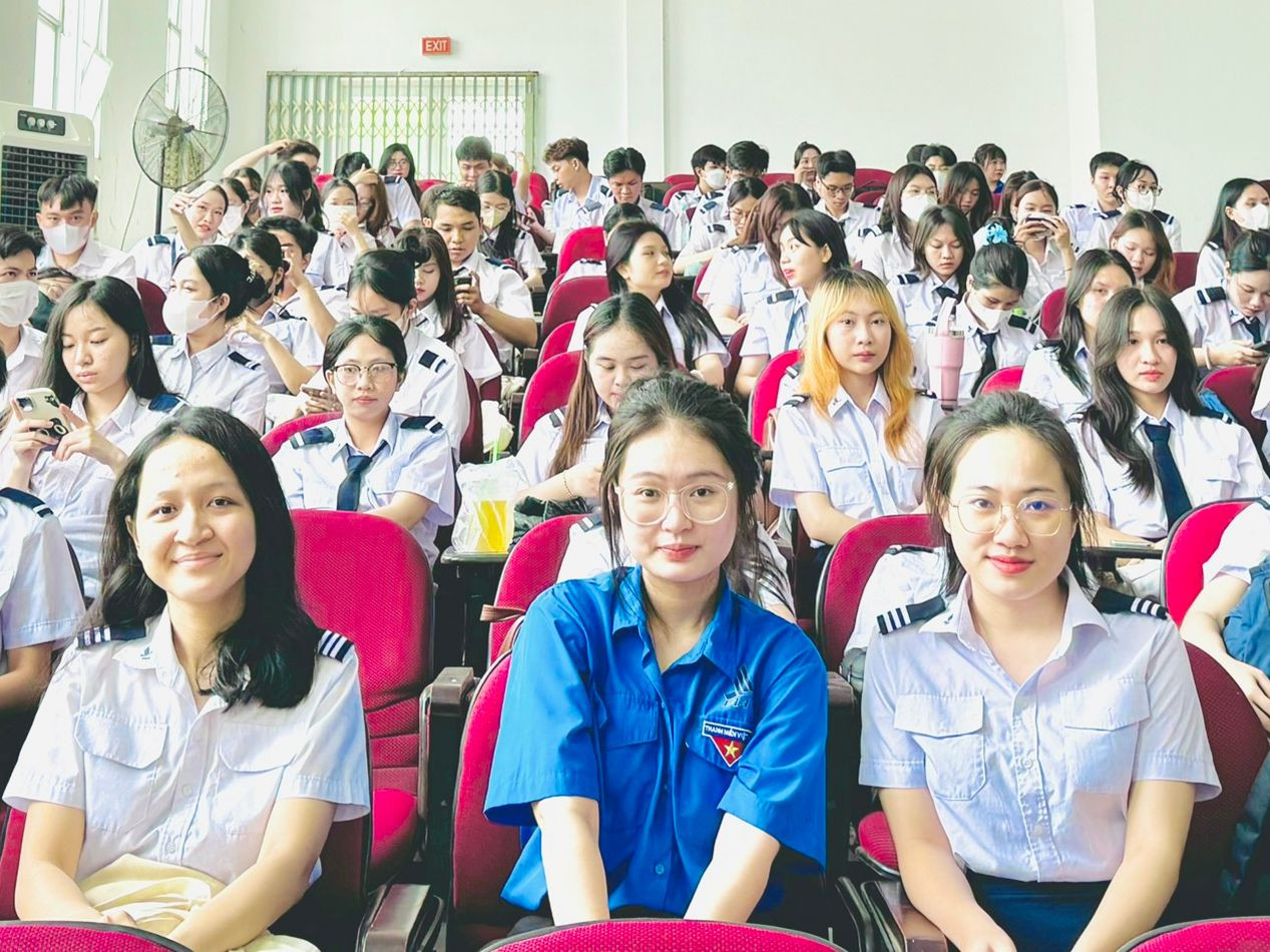 Nữ sinh Học viện Hàng không Việt Nam hưởng ứng chương trình Ngày Pháp luật.