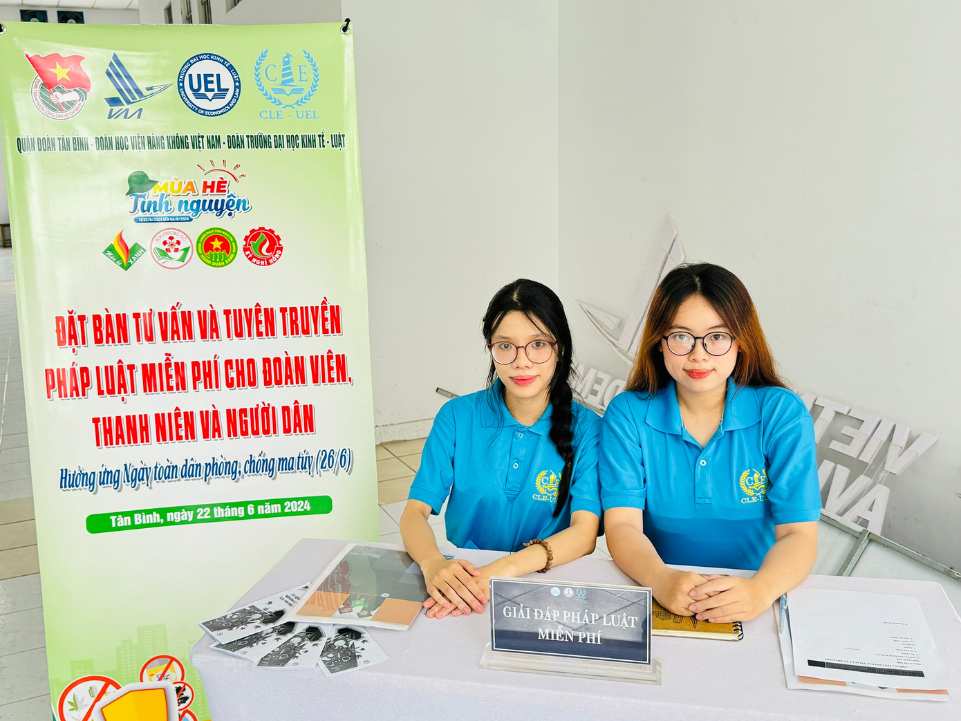 Bàn tư vấn và tuyên truyền pháp luật miễn phí cho đoàn viên, thanh niên và người dân.