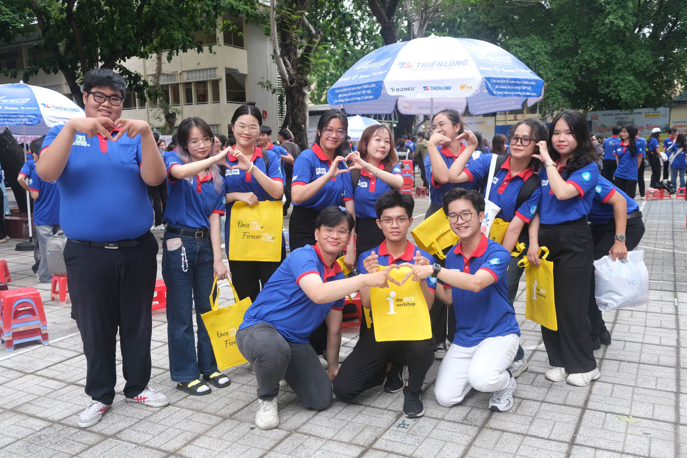 Đội hình tình nguyện tại điểm trường THPT Phước Kiển (huyện Nhà Bè).