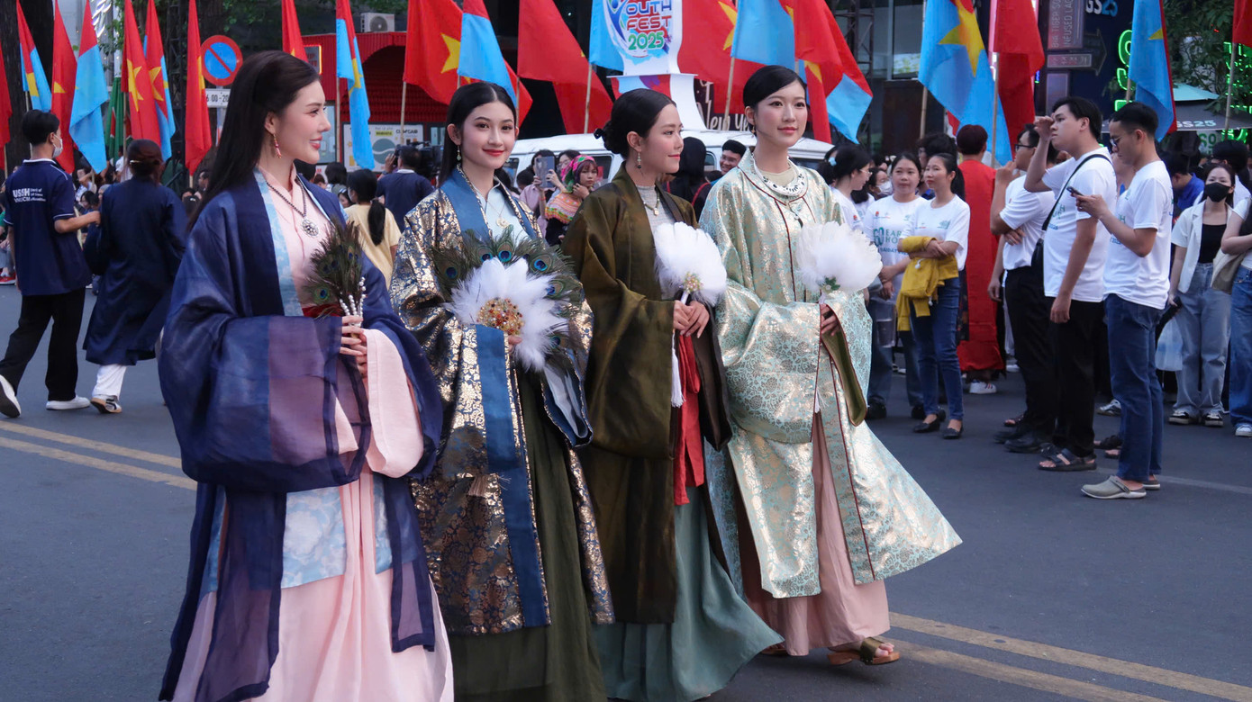 Nhiều thiếu nữ TPHCM diện cổ phục Việt Nam trên trục trường Phạm Ngọc Thạch. Ảnh: Lê Hảo