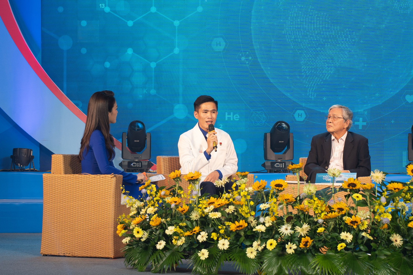 Bác sĩ K’Duy Py luôn đau đáu: “Bệnh nhân HIV/AIDS thường phải chịu đựng sự xa lánh rất lớn. Chính vì vậy, họ càng cần được quan tâm nhiều hơn”