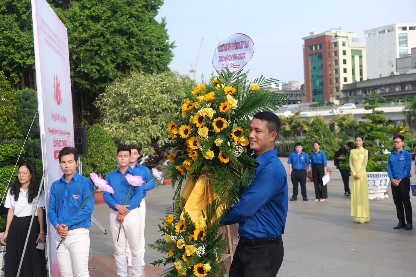 Các đại biểu Thanh niên tiên tiến đã tỏ lòng tôn kính và tri ân với lãnh tụ kính yêu qua việc dâng lên những bông hoa, tượng trưng cho những công việc ý nghĩa mà họ đã thực hiện.