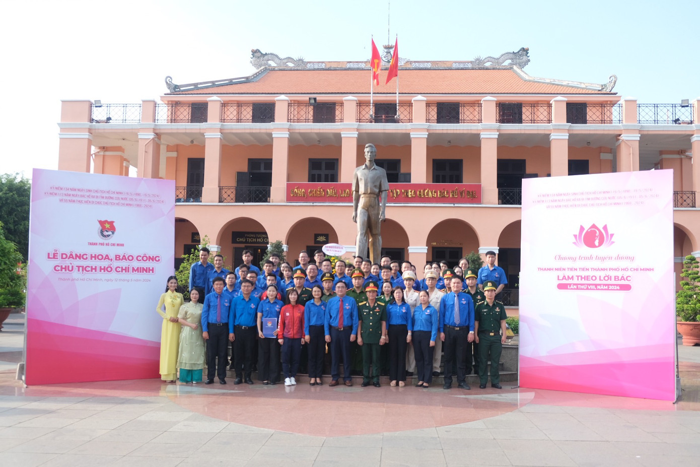 Những đại biểu Đại hội Thanh niên tiên tiến TP.HCM làm theo lời Bác năm 2024 đã tề tựu để dâng hoa, báo công với Bác về những thành tựu tuổi trẻ Thành phố đã đạt được.