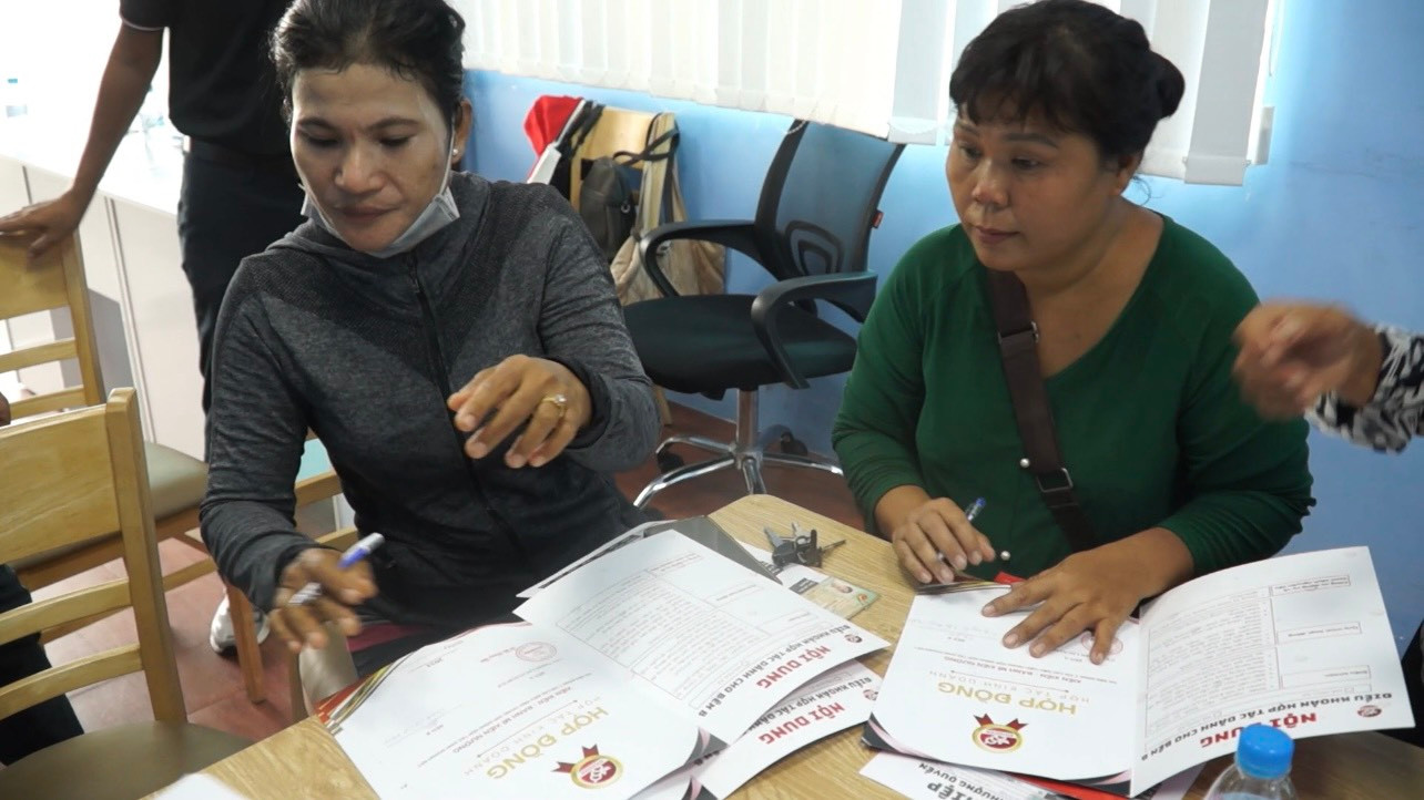 Người dân quận 12 làm thủ tục nhận phương tiện sinh kế. Người dân quận 12 làm thủ tục nhận phương tiện sinh kế.