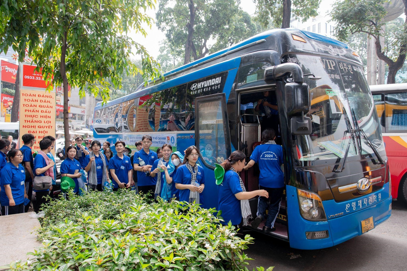 Các chiến sĩ tình nguyện tại mặt trận Vĩnh Long lên đường ngay sau lễ xuất quân.