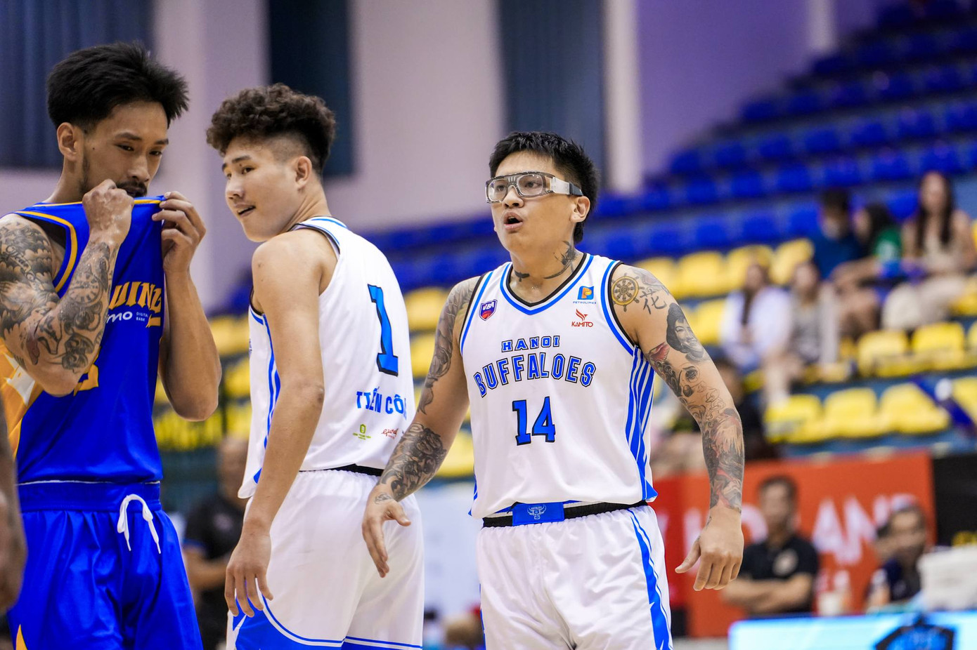 Tân binh Jimmy Nguyễn (số 14) sớm tỏa sáng với 3 cú ném 3 điểm liên tiếp. Ảnh: VBA Tân binh Jimmy Nguyễn (số 14) sớm tỏa sáng với 3 cú ném 3 điểm liên tiếp. Ảnh: VBA