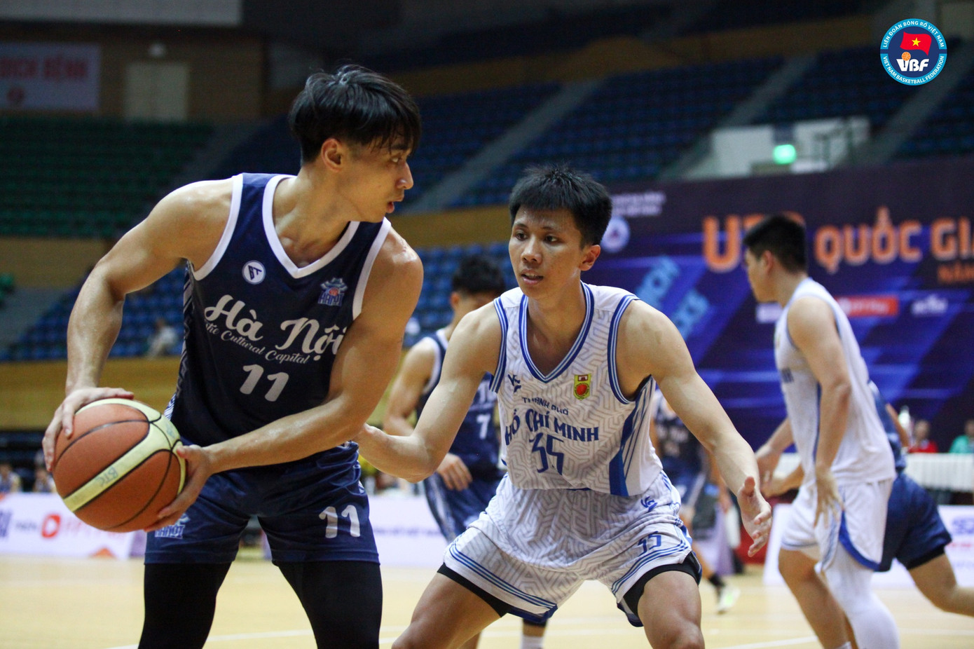 Cuộc đối đầu giữa Long Lu (Hà Nội) và Khoa Lee (TP.HCM) tại trận chung kết mùa giải. Ảnh: Liên đoàn bóng rổ Việt Nam.