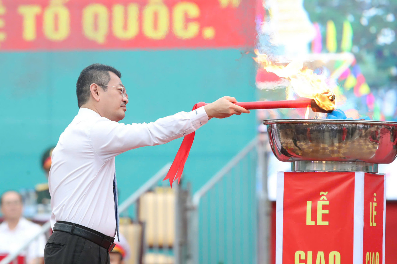 Ông Hoàng Minh Tuấn Anh - Bí thư Quận ủy Quận 7, thắp ngọn lửa truyền thống trong ngày Hội giao quân.